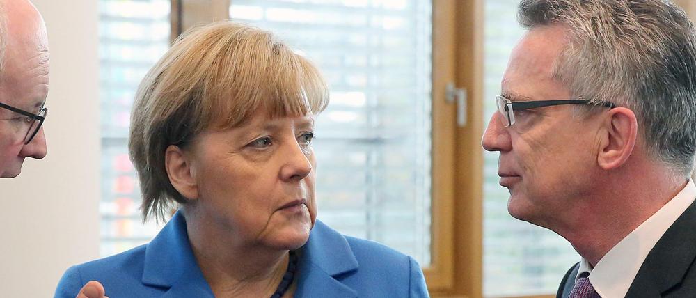CDU-Fraktionschef Volker Kauder (l-r), Bundeskanzlerin Angela Merkel und Bundesinnenminister Thomas de Maiziere unterhalten sich am 09.11.2015 zu Beginn der CDU-Präsidiumssitzung im Konrad-Adenauer-Haus in Berlin. 