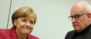 Bundeskanzlerin Angela Merkel unterhält sich mit Fraktionschef Volker Kauder.