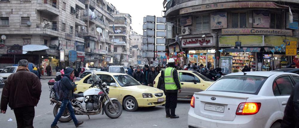 Feuerpause in Syrien: Menschen auf einer Straßenkreuzung in Aleppo. 