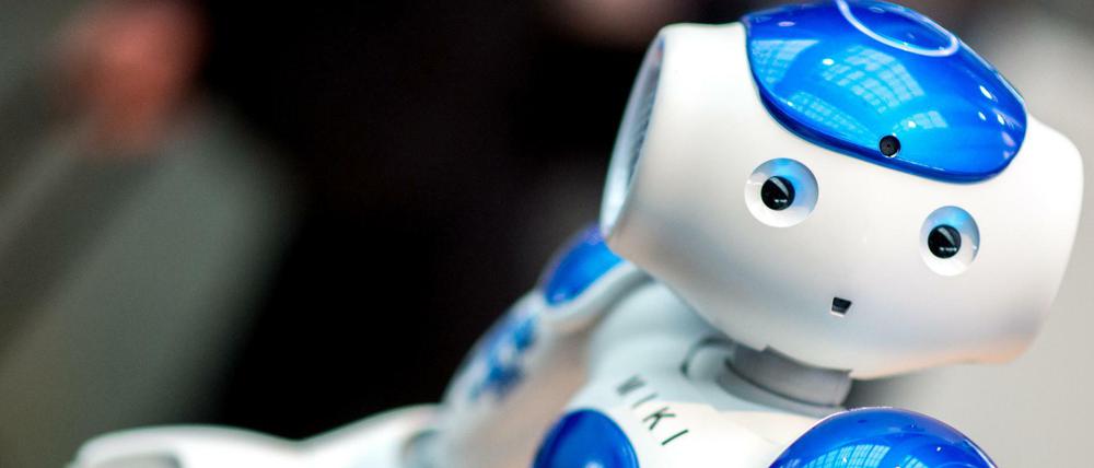 Der für Bildungszwecke programmierte Roboter "Miki" steht am Stand des Ministeriums für Bildung und Forschung bei der Digitalisierungsmesse Cebit.