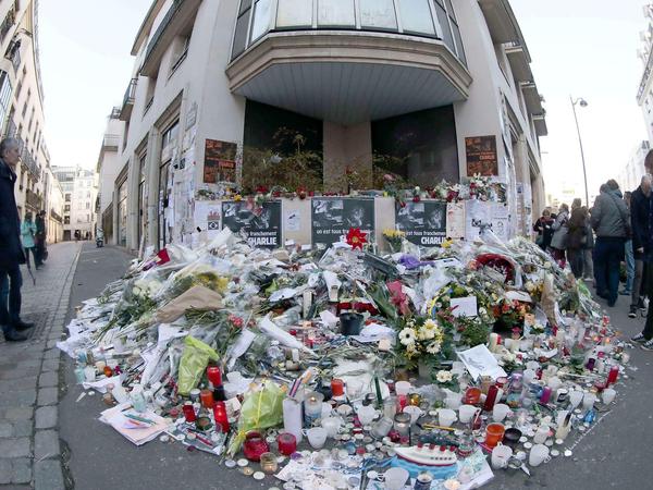 Blumen und Kerzen erinnern vor der Redaktion von "Charlie Hebdo" an die Terror-Opfer.