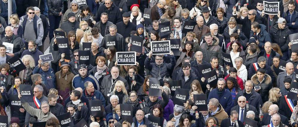 In Nizza sind zehntausende auf der Straße und gedenken der Terror-Opfer.