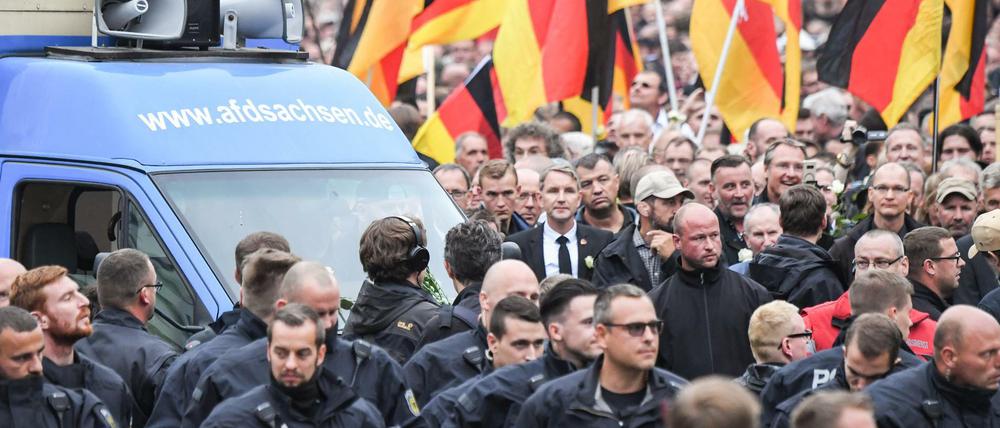 1. September 2018 in Chemnitz: Polizisten schützen den Trauermarsch von AfD, Pegida &amp; Co. 