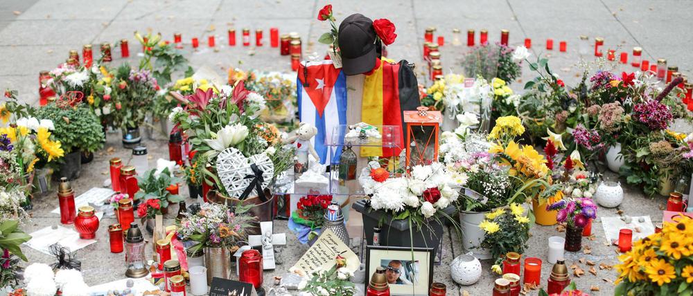 Chemnitz: Eine deutsche und die kubanische Fahne, zahlreiche Blumen und Kerzen wurden am Tatort niedergelegt.
