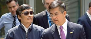 Chen Guangcheng (links) unterhält sich mit dem US-amerikanischen Botschafter in China, während sie die Botschaft für einen Krankenhausbesuch verlassen.