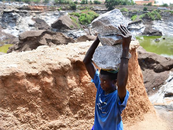 Ein Kind arbeitet bei einer Mine in einem Vorort von Ouagadougou in Burkina Faso.