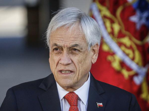 Sebastián Piñera, Präsident von Chile, umgibt sich gerne mit Militärs.