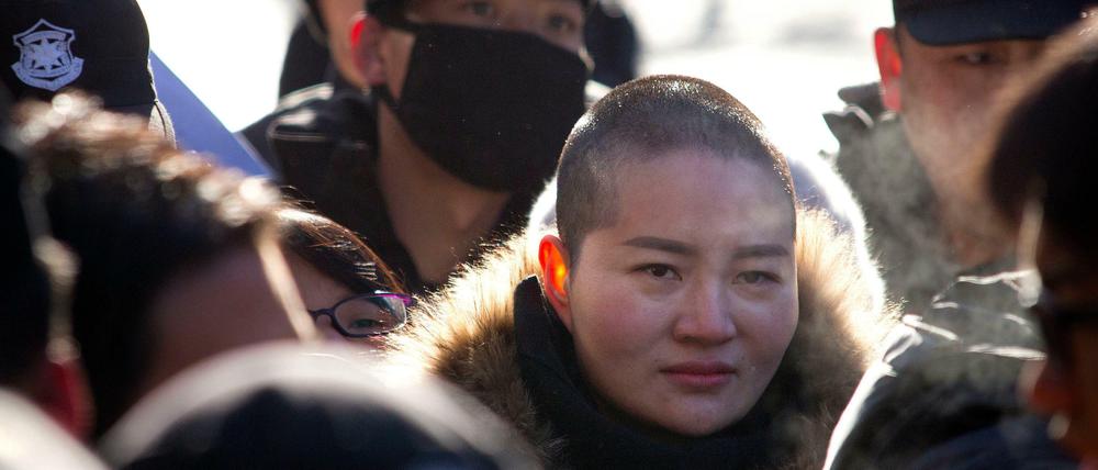Polizisten umringen Li Wenzu, die Frau eines inhaftierten Menschenrechtsanwalts. Auch China war ein Schwerpunkt der Beobachtung durch Human Rights Watch im vergangenen Jahr.