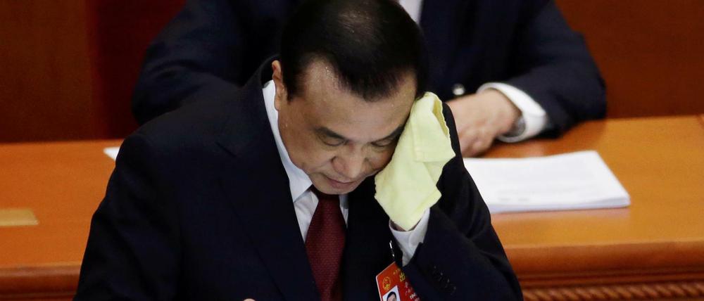 Der chinesische Ministerpräsident Li Keqiang kommt bei seiner Eröffnungsrede beim Volkskongress ins Schwitzen.