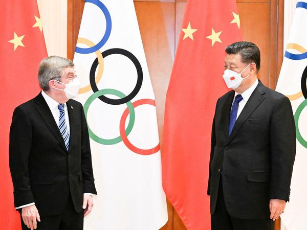 Eigentlich wäre Europa an der Reihe gewesen. Doch die Kandidaten wollten nicht. Der Präsident des Internationalen Olympischen Komitees (IOC), der Deutsche Thomas Bach, bei Chinas Präsident Xi. 