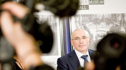 Alle Blicke sind auf ihn gerichtet: Michail Chodorkowski im Mauermuseum in Berlin bei seinem ersten öffentlichen Auftritt nach seiner Freilassung.