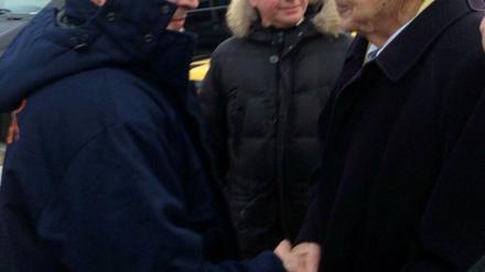 Der frühere Bundesaußenminister Hans-Dietrich Genscher begrüßt den Kremlgegner Michail Chodorkowski nach seiner Ankunft. 