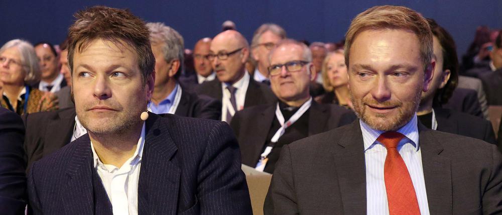 Schielt auf die Grünen: FDP-Chef Christian Lindner sitzt neben dem Grünen-Vorsitzenden Robert Habeck.