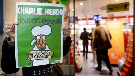 In Paris ist die erste Ausgabe von "Charlie Hebdo" nach dem Anschlag trotz Nachlieferungen schon wieder fast ausverkauft. 
