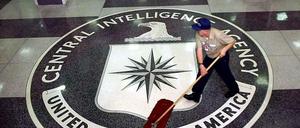 Die Reinigung des Emblems am Eingang des mächtigen amerikanischen Auslandsgeheimdienstes CIA ist bei einem Budget von mehr als 14 Milliarden Dollar wohl kein Problem. 