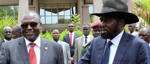 Zumindest die Hände haben sie mal geschüttelt. Am 29. April ist Rieck Machar (links) wieder zum Vizepräsidenten Südsudans vereidigt worden. Präsident Salva Kiir bildet mit seinem Rivalen wieder eine Übergangsregierung. 