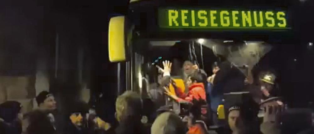 Ein Mob aufgebrachter Bürger hatte den Bus mit neu eintreffenden Flüchtlingen in Clausnitz blockiert