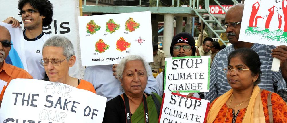In Bangalore in Indien sind am 29. November hunderte Menschen für mehr Klimaschutz auf die Straße gegangen. 