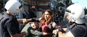 Polizeibeamte verhaften Demonstranten, die gegen die Verhaftung von Bürgermeistern im Distrikt Diyarbakir.