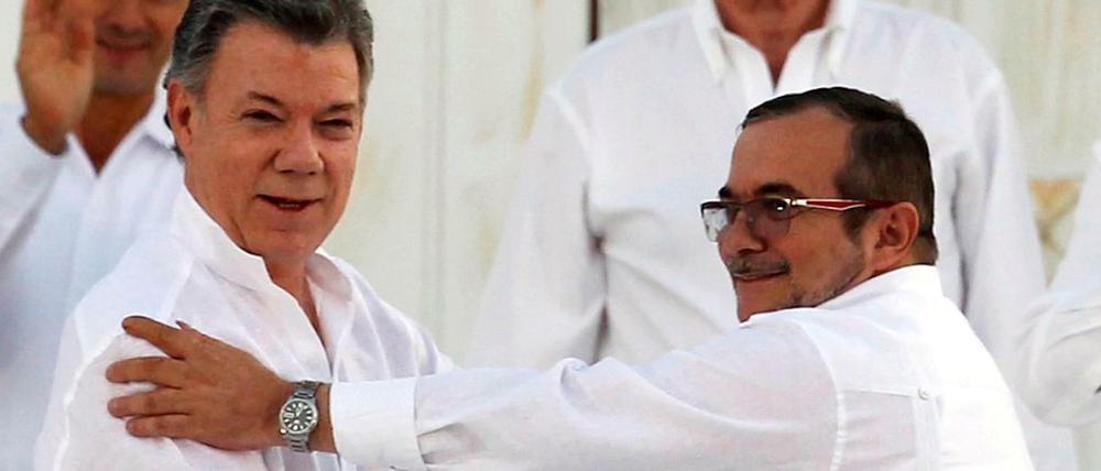 Kolumbiens Präsident Juan Manuel Santos (links) and und Rebellenführer Rodrigo Londoño Echeverri, besser bekannt als "Timoschenko".