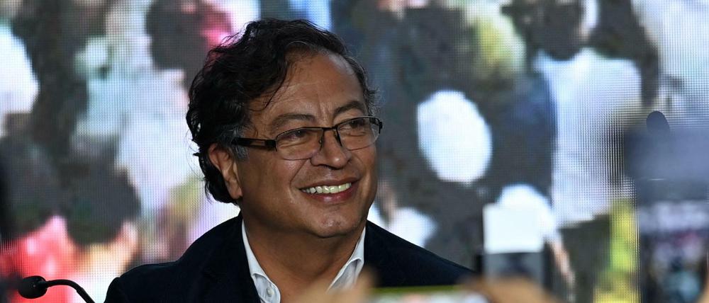 Der kolumbianische Präsidentschaftskandidat der Koalition des „Historischen Pakts“, Gustavo Petro, lächelt, während er am 29. Mai 2022, dem Wahltag, in der Parteizentrale in Bogota feiert.