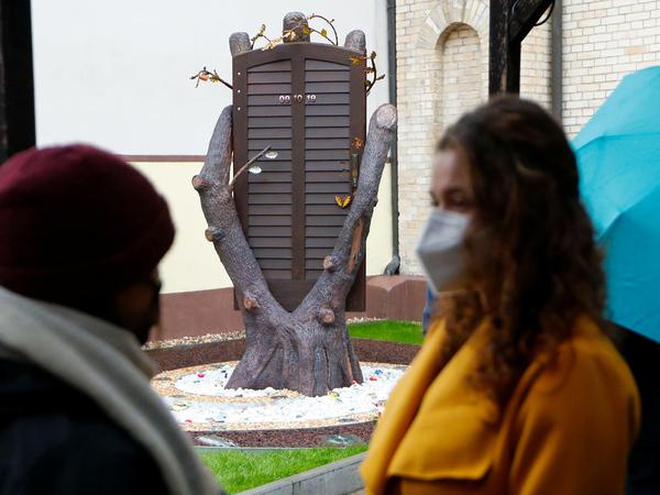 Erinnerung an den Anschlag: Mahnmal mit der Tür der angegriffenen Synagoge in Halle/Saale