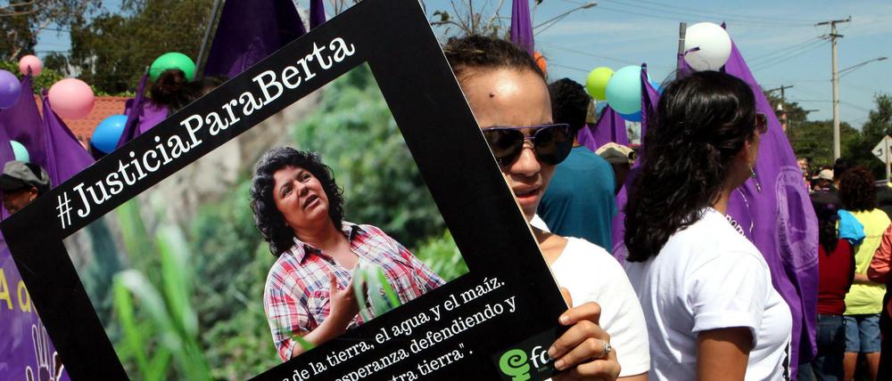 Erinnerung an die ermordete Berta Cáceres. +++(c) dpa - Bildfunk+++ |