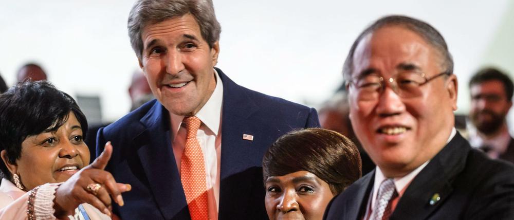 Der amerikanische Außenminister John Kerry (links) hat in den USA jahrelang für einen Klimavertrag gekämpft. Zwischen ihm und dem chinesischen Klimabeauftragten, Xie Zhenhua ist über die Jahre ein tragfähiges Vertrauensverhältnis entstanden. Hier sprechen die beiden mit Edna Molewa (links), der südafrikanischen Umweltministerin. CHRISTOPHE PETIT TESSON (links), der südafrikanischen Umweltministerin. 