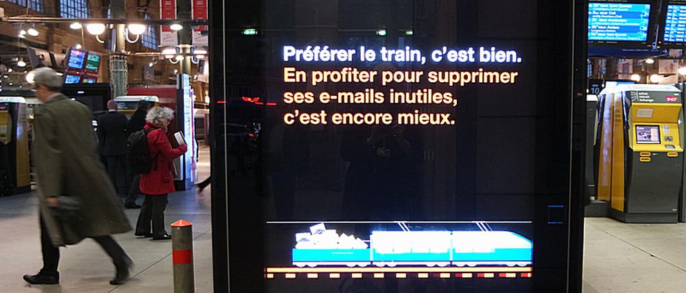 Reklame für den bewussten Umgang mit Energie im Gare du Nord während der Klimakonferenz: "Den Zug nehmen ist gut. Die Fahrzeit nutzen, um unnütze Mails zu löschen, ist noch besser." Denn das Speichern von Mails in Rechenzentren verbraucht natürlich auch Energie.