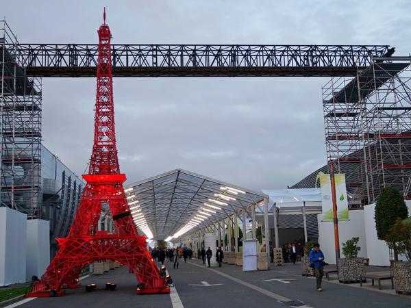 Klein aber witzig konstruiert: Ein Eiffelturm aus Gartenstühlen auf dem Messegelände Le Bourget, wo die Klimakonferenz stattfindet.