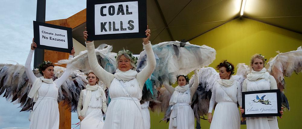 Weiß gegen schwarz: Bei der Klimakonferenz fordern Engel den Kohleausstieg.