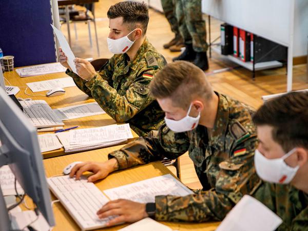 Daten sammeln, Masken verteilen, alte Menschen impfen: Die Bundeswehr (hier ein Foto aus Berlin) hat in der Pandemie viel zu tun bekommen.