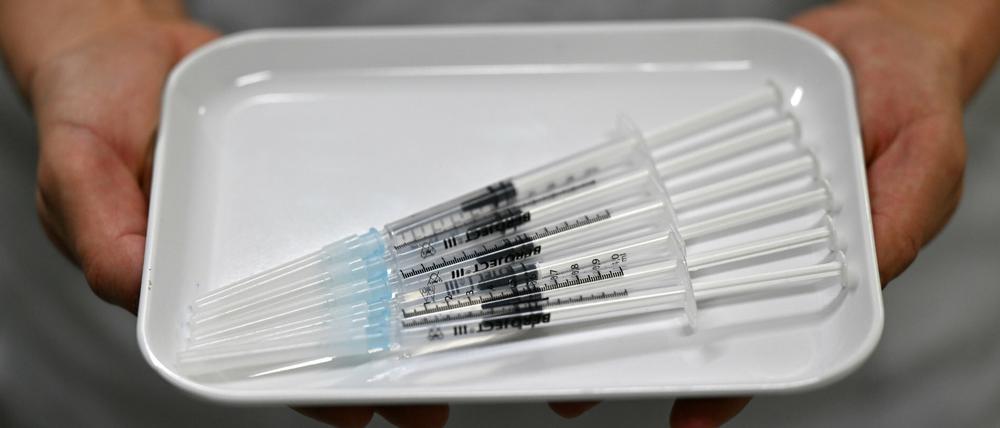 Vorbereitete Spritzen für die Corona-Impfung liegen auf einem Tablett.