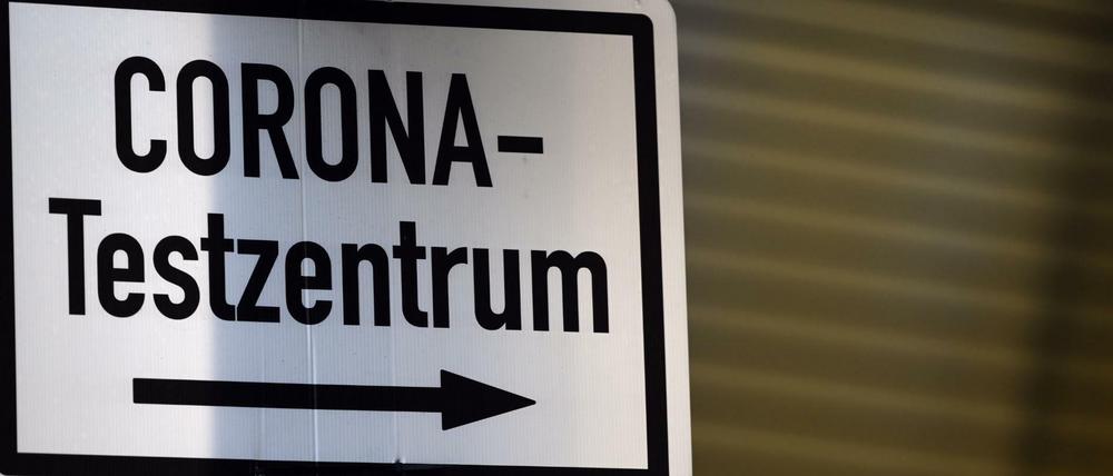 Ein Schild weist den Weg zu einen Corona-Testzentrum.