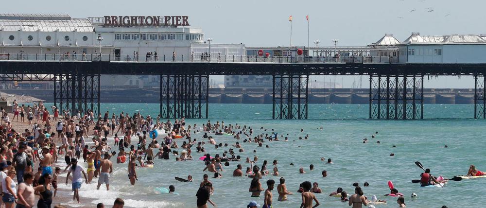 Menschen strömen bei schönem Wetter in Massen an den Strand von Brighton.