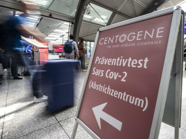 Am Flughafen Frankfurt (Main) können sich Urlaubsrückkehrer auf eine Infektion mit dem Coronavirus testen lassen. 