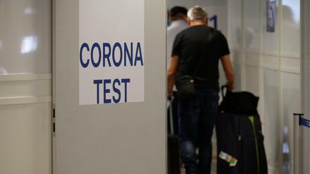 Reiserückkehrer gehen zum Corona-Testzentrum im Flughafen Düsseldorf. 