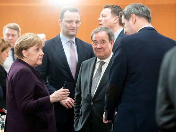 Nicht immer einer Meinung, in Sachen Bundesliga aber schon? Bundeskanzlerin Angela Merkel, Armin Laschet (CDU) und Markus Söder (CSU) am Rande eines Corona-Treffens im März. 