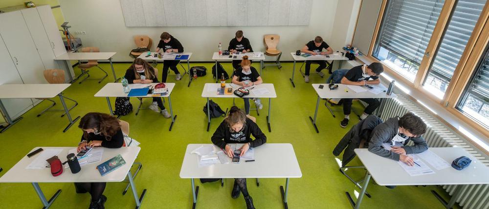 Abiturienten am Gymnasium Dresden Klotzsche sitzen während der Konsultationen in einem Klassenzimmer. 