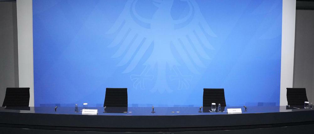 Leere Stühle stehen vor dem Beginn einer Pressekonferenz mit Bundeskanzlerin Merkel (CDU) im Kanzleramt.