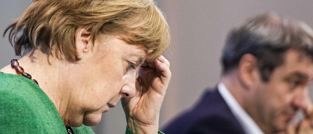 Bundeskanzlerin Angela Merkel (CDU), und Bayerns Ministerpräsident Markus Söder (CSU) nehmen an einer Pressekonferenz im Kanzleramt nach den Beratungen von Bund und Ländern teil. Der seit Monaten andauernde Lockdown in Deutschland wird angesichts steigender Corona-Infektionszahlen bis zum 18. April verlängert.