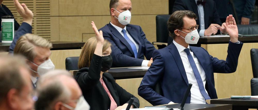 Erst Rebellion, dann Zustimmung: Hendrik Wüst, neuer NRW-Ministerpräsident, hebt die Hand für das Ampel-Gesetz.