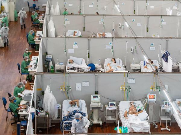 Brasilien in der Pandemie: Covid-19-Patienten in einem Feldlazarett