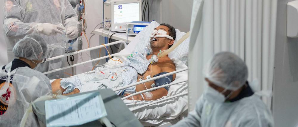 Knappe Krankenhausbetten in Brasilien: Covid-19-Patient in der Intensivstation eines Feldlazaretts in einer Turnhalle