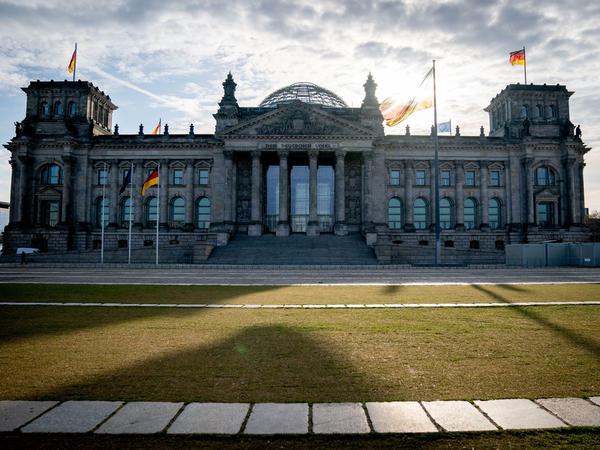Im Bundestag wird am Mittwoch erstmals über eine allgemeine Impfpflicht gegen das Coronavirus debattiert.
