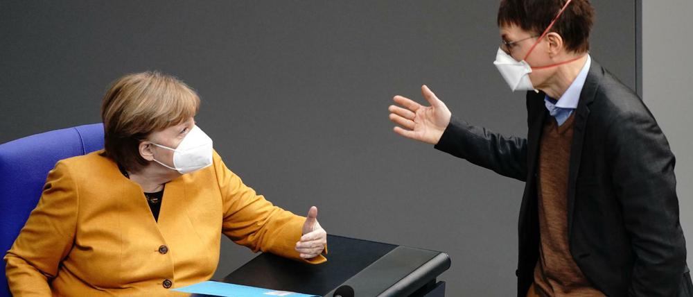 Kanzlerin Angela Merkel (CDU) im Gespräch mit Karl Lauterbach (SPD): Beide sind wegen der indischen Variante besorgt