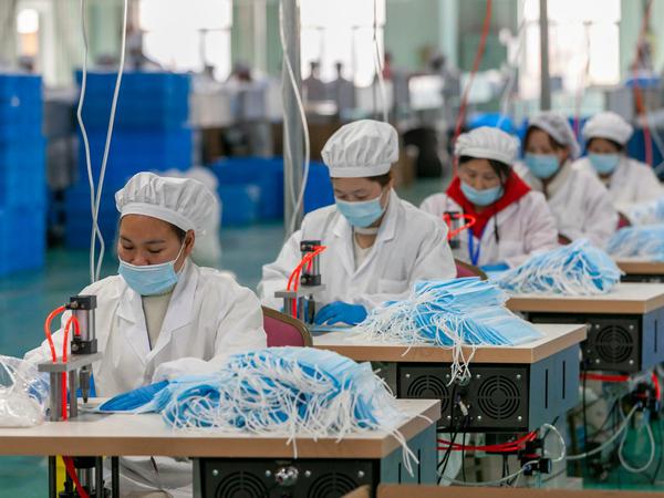 Arbeiterinnen stellen Schutzmasken in einer Fabrik der chinesischen Unterwäschemarke «Threegun Group» her. 