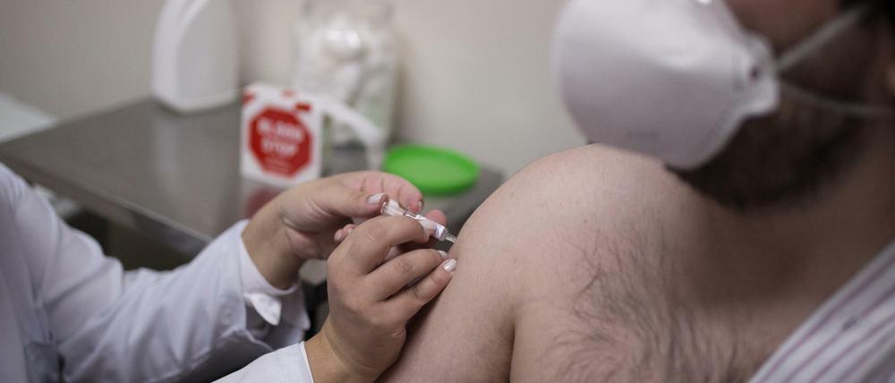 Ein Freiwilliger lässt sich in Brasilien mit einem Corona-Impfstoff des chinesischen Pharmakonzerns Sinovac impfen. 