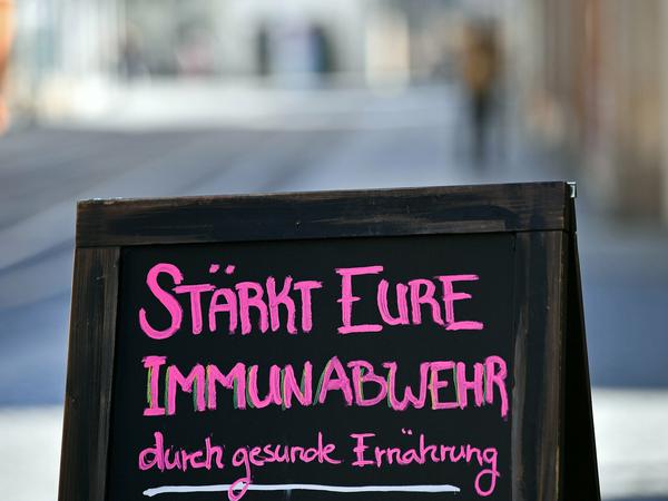 «Stärkt eure Immunabwehr durch gesunde Ernährung» steht auf dem Schild vor einem Straßenverkauf im Stadtzentrum. Um die Ausbreitung des Coronavirus zu verlangsamen hat die Bundesregierung das öffentliche Leben erheblich eingeschränkt.