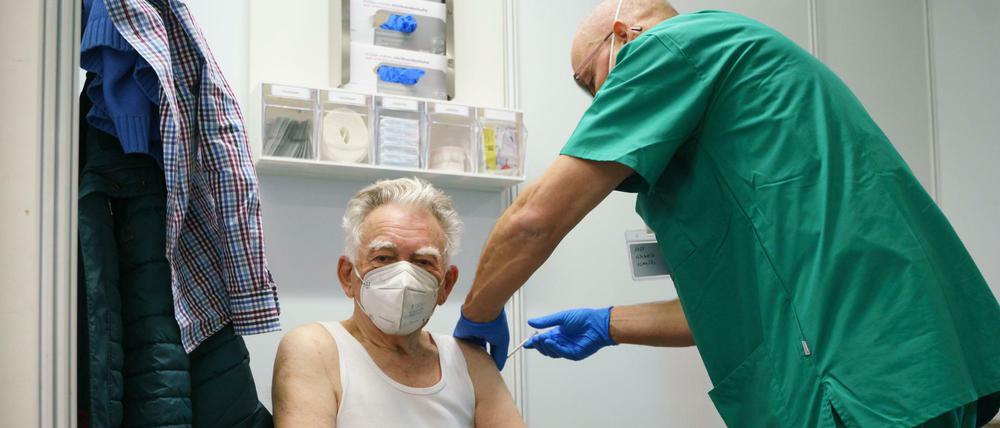 Ein Mann wird im hessischen Impfzentrum im Kongresszentrum Darmstadtium geimpft. 